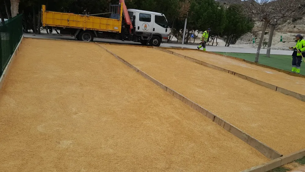 Busot realiza trabajos de mantenimiento en la zona de juegos de la Plaza de la Generalitat