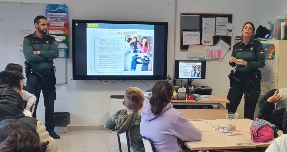 agentes de la Guardia Civil hablan de acoso escolar en el ceip san lorenzo de busot 2023 foto 2