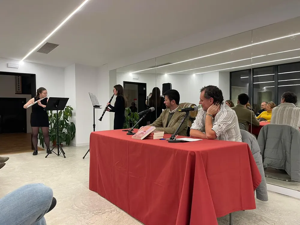 mikel Mikkeo divendres de lletres sant joan con david aracil concejal de cultura y alumnas conservatoio sant joan 2024