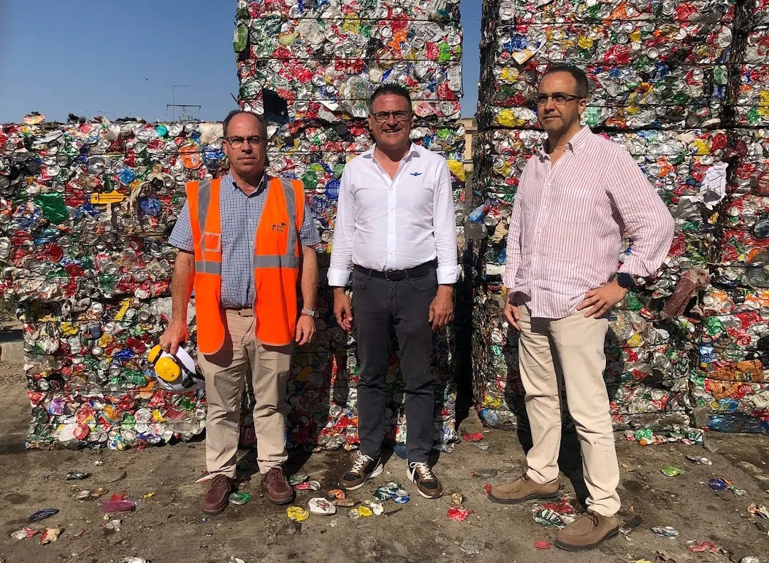 Consorcio MARE. Foto 1. De izquierda a derecha, David Acosta (Jefe de Planta de El Campello), presidente del Consorci Mare José Ramón González de Zárate y José Antonio Astorga (Gerente de planta) frente a las balas de residuos recuperados. 