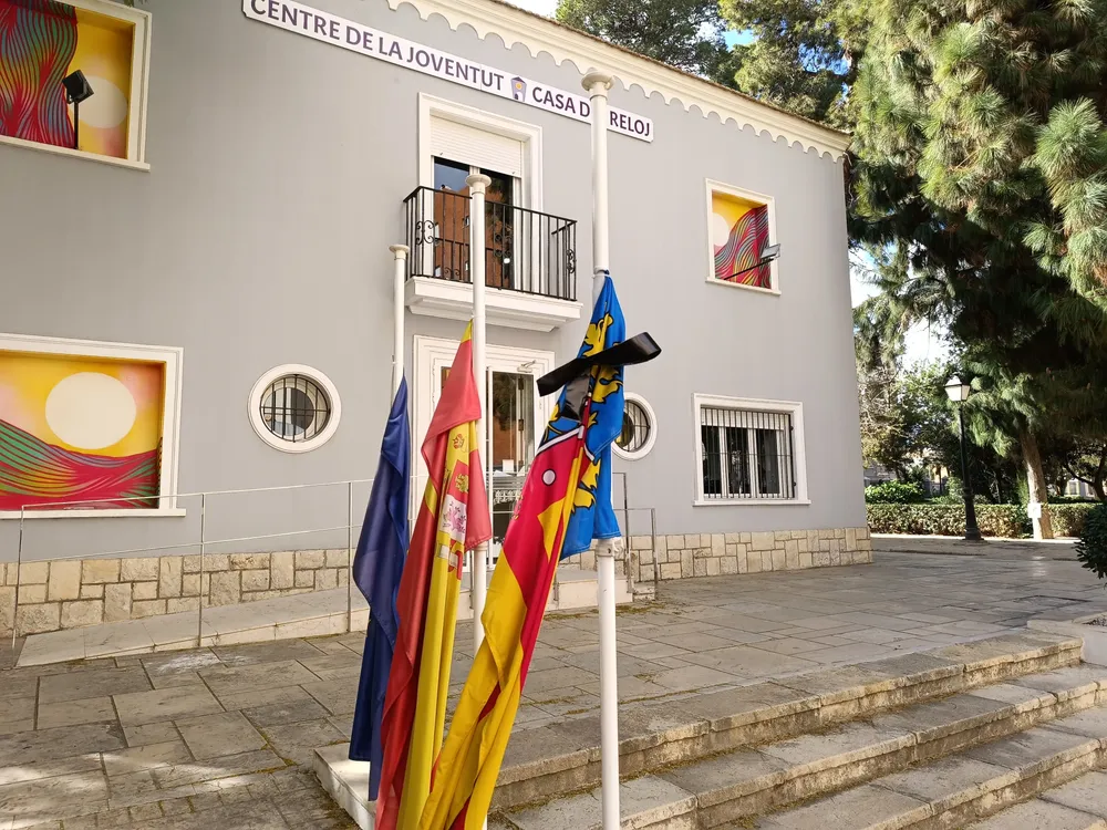 banderas media asta luto incendio valencia casa del reloj sant joan 2024