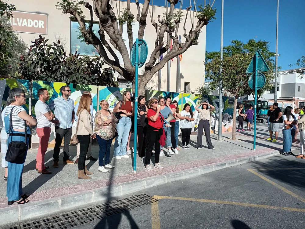CONCENTRACION COLEGIO EL SALVADOR RECLAMANDO EL PAGO DE SUS NOMINAS