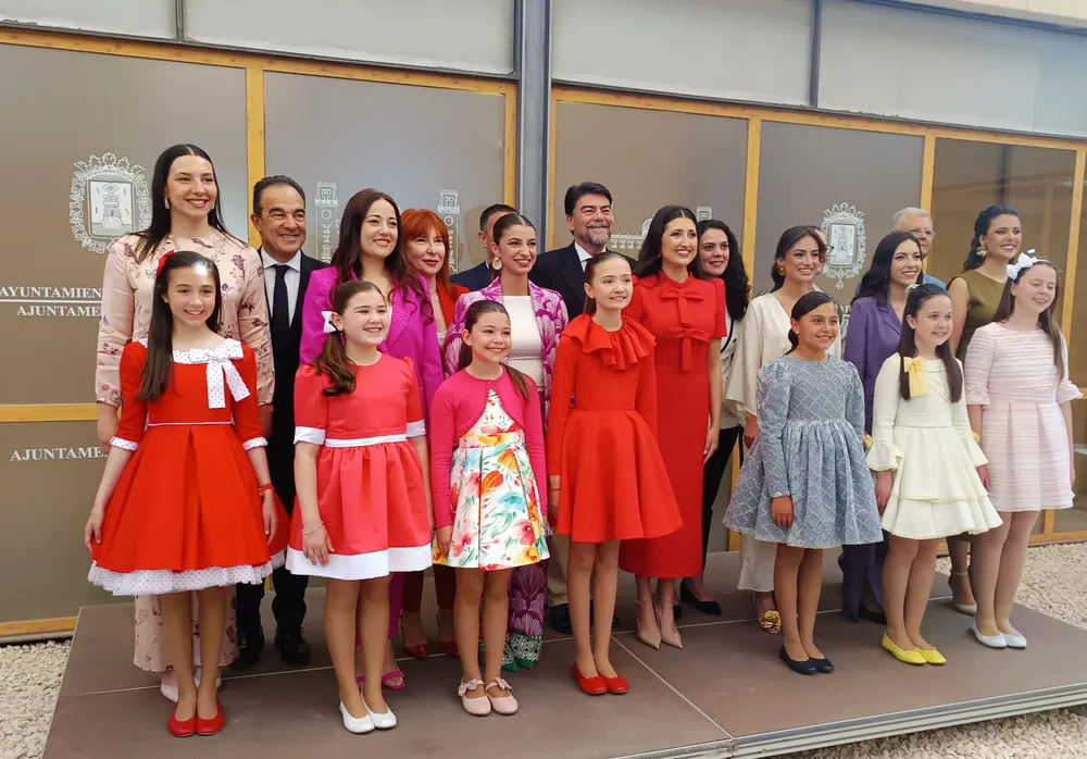 BELLEZAS Y DAMAS DEL FOC 2025 CON LIS BARCALA ALCALDE DE ALICANTE