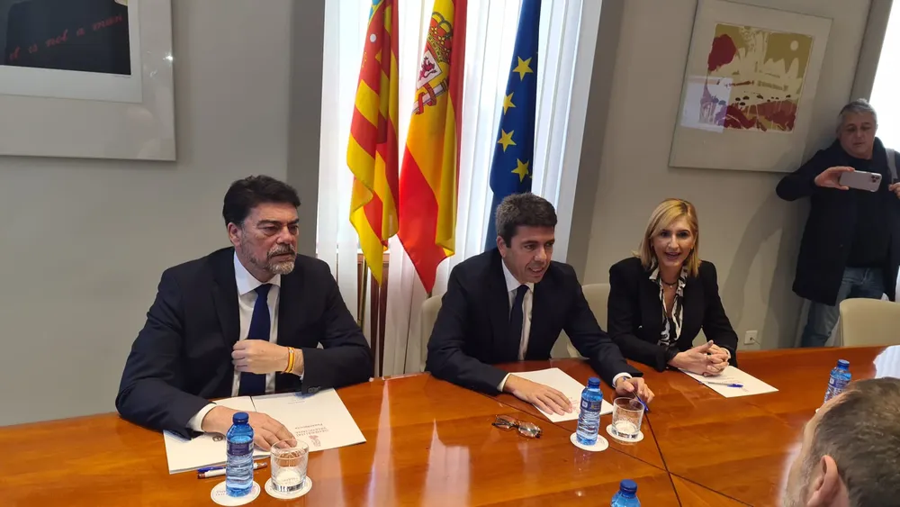 Firma Convenio Ayuntamiento alicante luis barcala mazon, Generalitat, Adif sobre suelo estación TRAM (3)