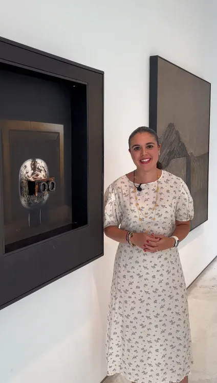 Nayma Beldjilali ante una de las obras de Juan Francés en el MACA (1)
