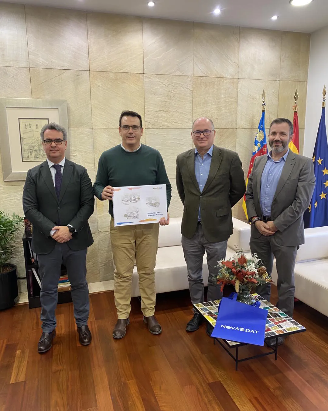 El grupo Novaedat se presenta al alcalde de mutxamel rafa garcia 2024