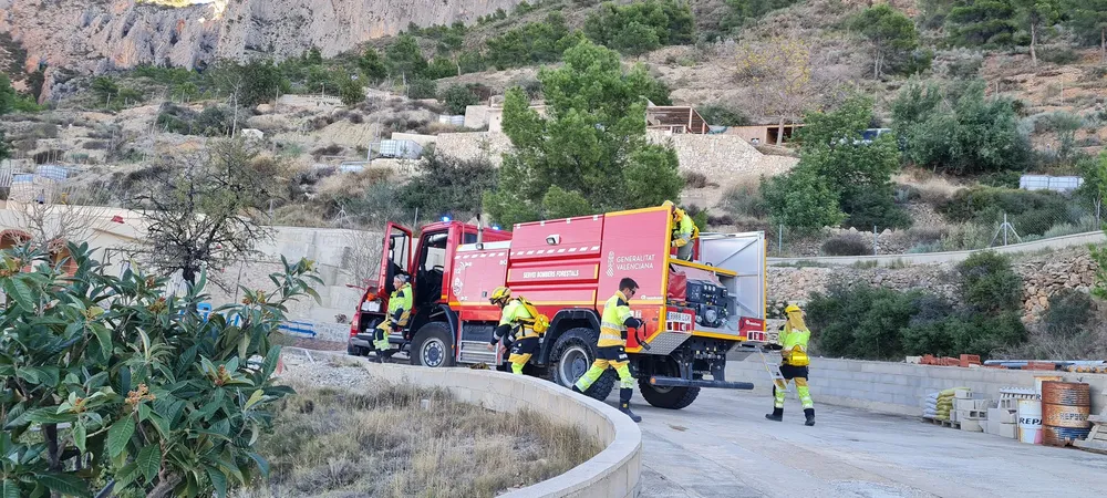 BOMBEROS Incendio en Pla La Gralla en el Cabeçó d'Or de Busot 2023