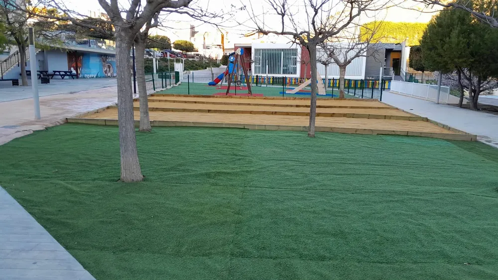 Busot realiza trabajos de mantenimiento en la zona de juegos de la Plaza de la generalitat 2024 foto 2