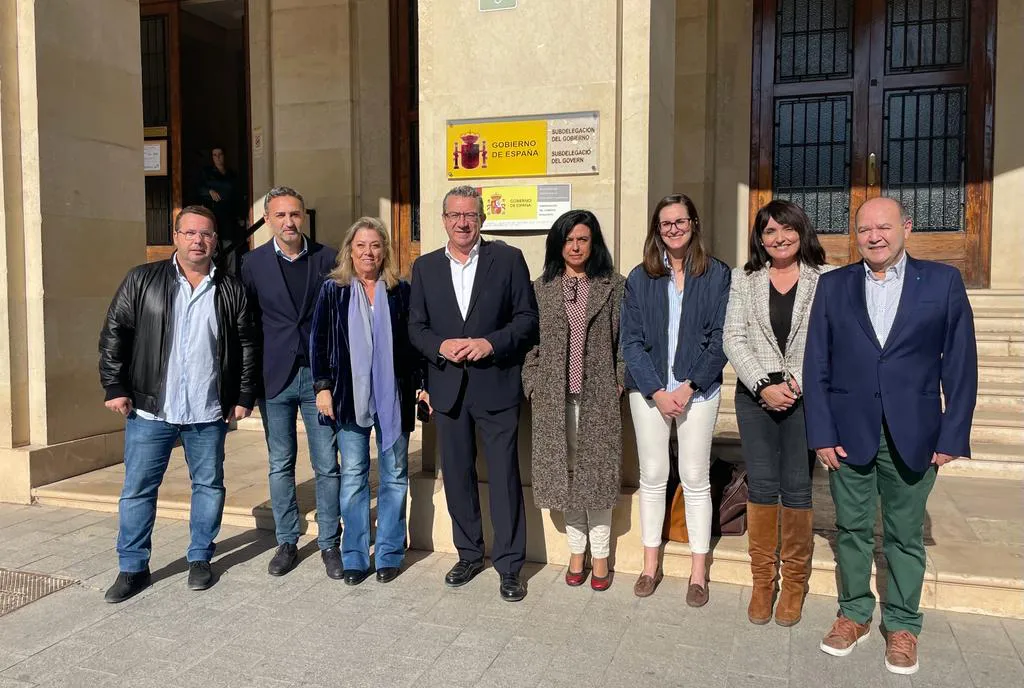 Toni Pérez con diputados y senadores por Alicante