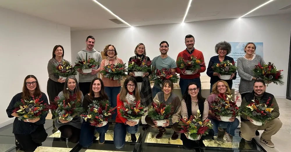 TALLER ADORNOS FLORALES NAVIDAD SAN JUAN 2025