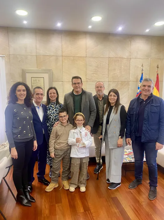 LORETO GANADORA MASTERCHEF JUNIOR CON ALCALDE RAFA GARCIA Y SUS PADRES Y HERMANO Y EQUIPO GOBIERNO PP 2024