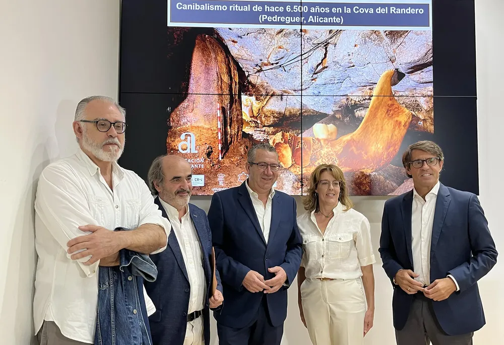 TONI PEREZ PRESENTA HALLAZGO CANIBALISMO CUEVA