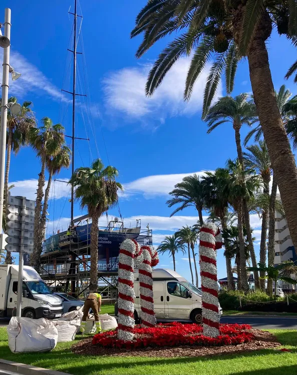 Adornos navideños en la Puerta del Mar y Marvá (2)