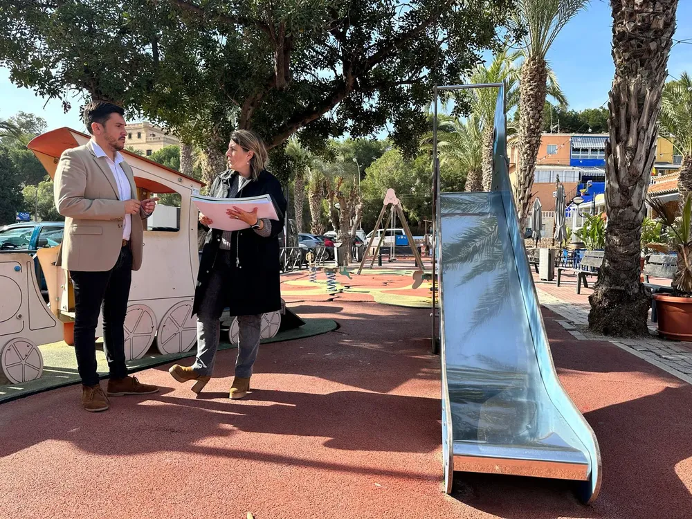 Concejal y técnica revisando parque infantil Plaza Don Carlos