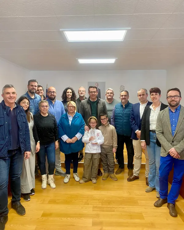 LORETO GANADORA MASTERCHEF JUNIO CON CONCEJALES AYUNTAMIENTO Y ALCALDE 2024