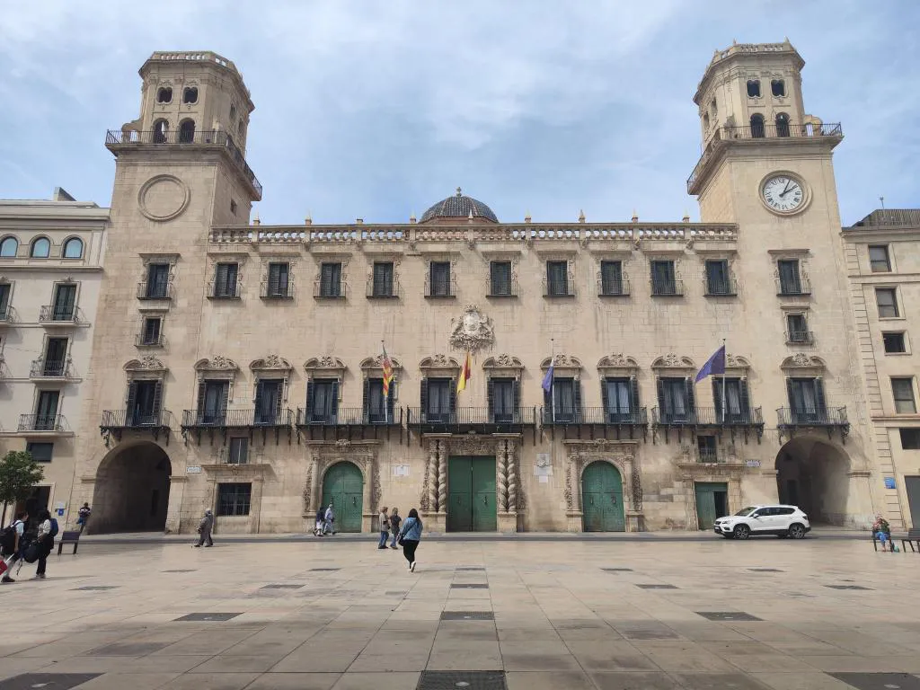 FOTO FACHADA AYUNTAMIENTO ALICANTE SEPTIEMBRE 2025