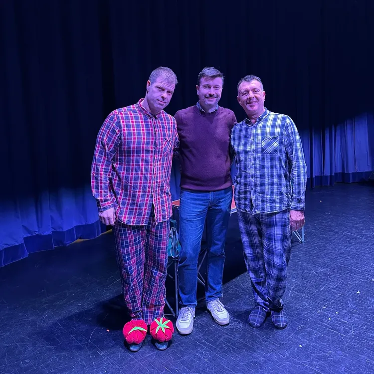 DOS HOMBRES EN PIJAMA DE CUADROS DAVID ARACIL 2026