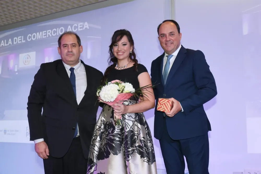 PRESENTADORES JUNTO AL PRESIDENTE JOSE MIGUEL GOSALBEZ