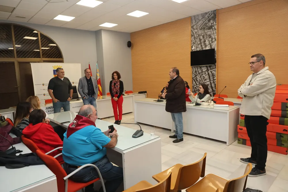 Presentación al Ayuntamiento de la nueva directiva de la Junta de Peñas de Sant Joan 2023 salon plenos