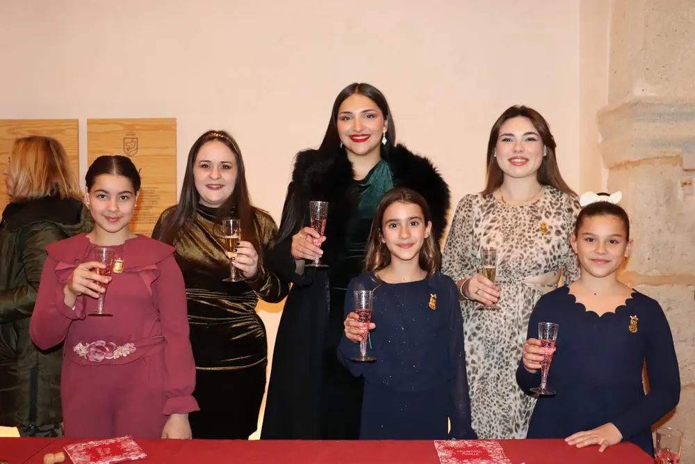 Las Reinas de las Fiestas de Sant Joan junto a sus damas asisten al brindis navideño en Torre Ansaldo 2023