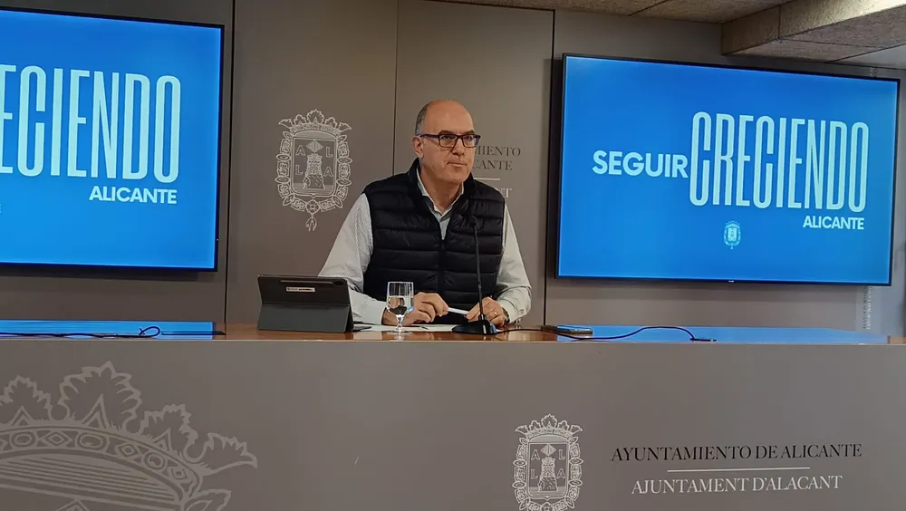 Manuel Villar en la rueda de prensa tras la Junta de Gobierno