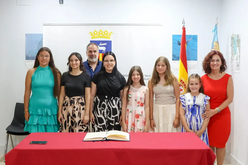 FIRMA LIBRO DE HONOR FIESTAS MAYORES 2024 FOTO 7