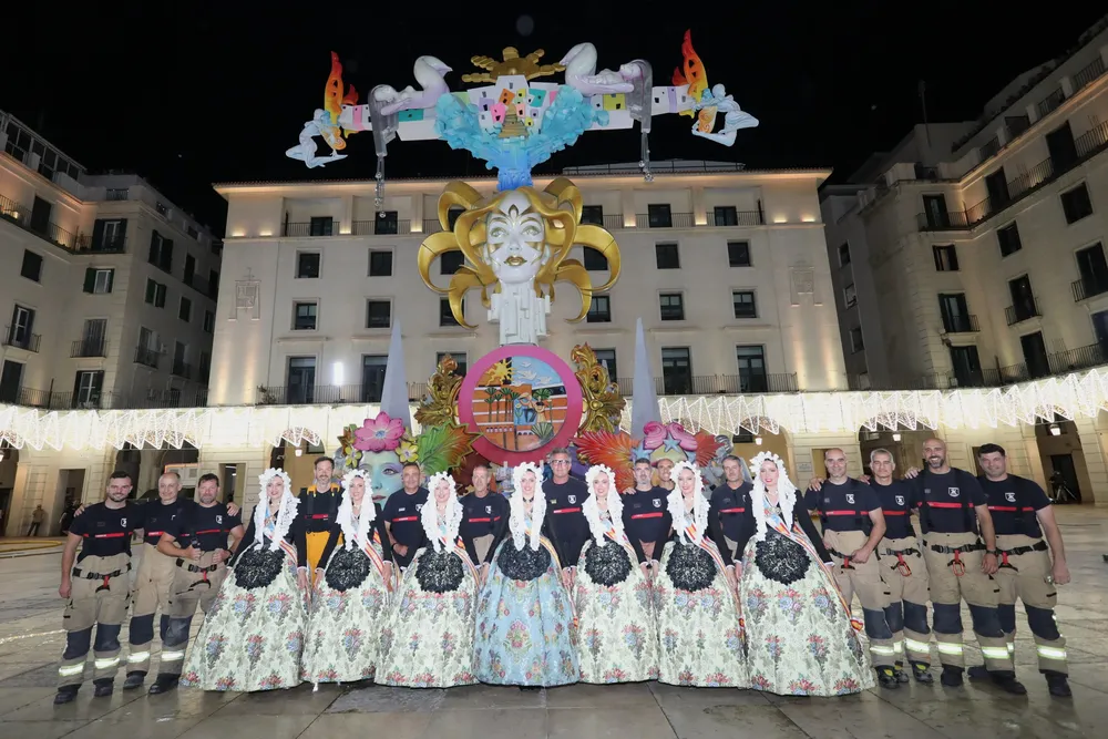 CREMA HOGUERAS ALICANTE HOGUERA OFICIAL AYUNTAMIENTO BELLEZAS Y DAMAS CON BOMBEROS 2026