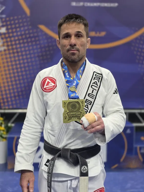 El policía de El Campello Rodrigo Viscaino Gorgolin medalla de bronce en el campeonato europeo de Jiu-Jitsu 2026