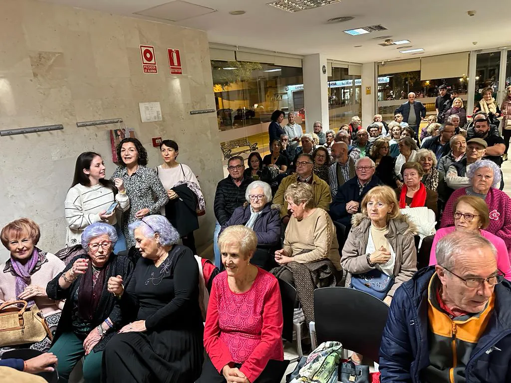 Multitudinaria inauguración del belén de la Asociación de mayores campello 2023 publico