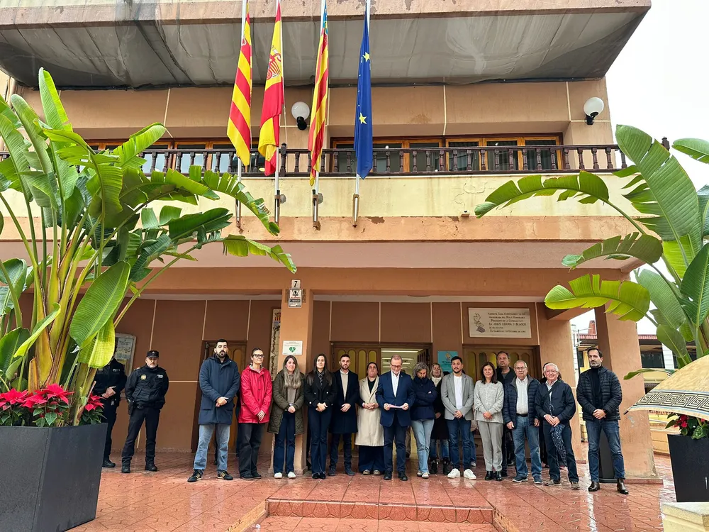 Minuto de silencio en El Campello por el asesinato machista confirmado en Catarroja ayuntamiento  2025