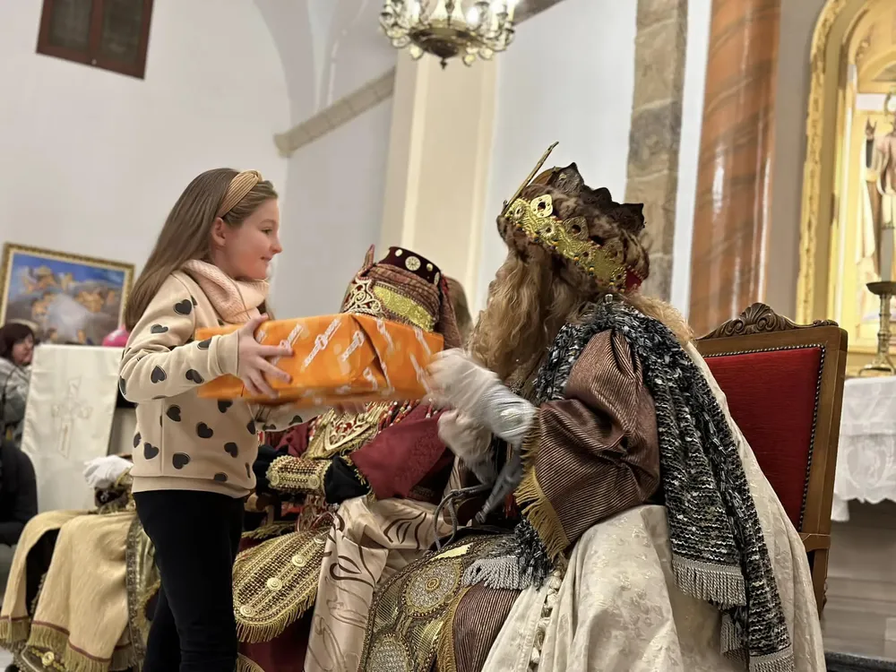 REYES MAGOS EN BUSOT 2024 ENTREGA REGALO IGLESIA NIÑA