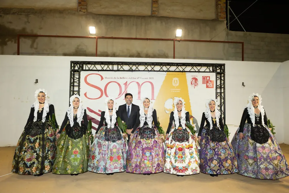 ADRIANA VICO BELLEZA DEL FUEGO 2025 ALICANTE CON SUS DAMAS DE HONOR Y EL ALCALDE LIS BARCALA