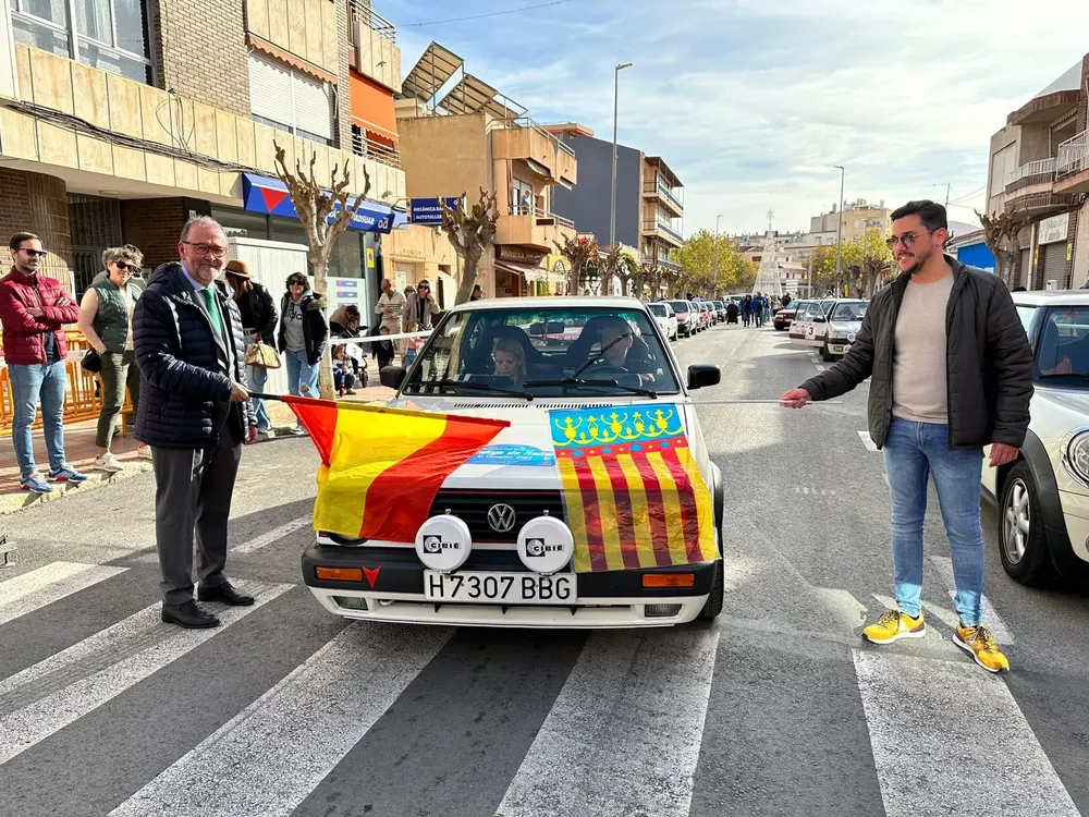 concentración de coches clásicos y el Rallye de Navidad  alcalde juanjo berenguer y concejal cristian palomares 2023