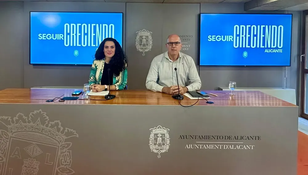 Cristina Cutanda y Manuel Villar tras la Junta de Gobierno 2025 Ayuntamiento Alicante