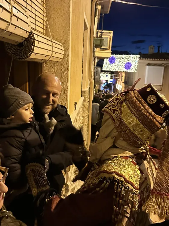 REYES MAGOS EN BUSOT 2024 NIÑO Y ABUELO