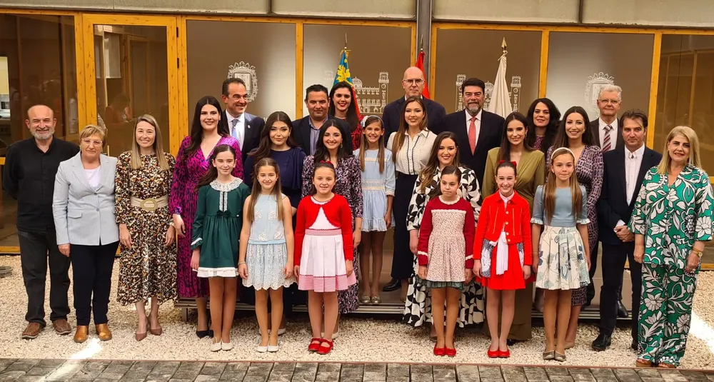 Cuatro Belleas del Foc se suman al homenaje a Alba Muñoz y Martina Lloret en la recepción del Ayuntamiento 2024 alicante foto 2