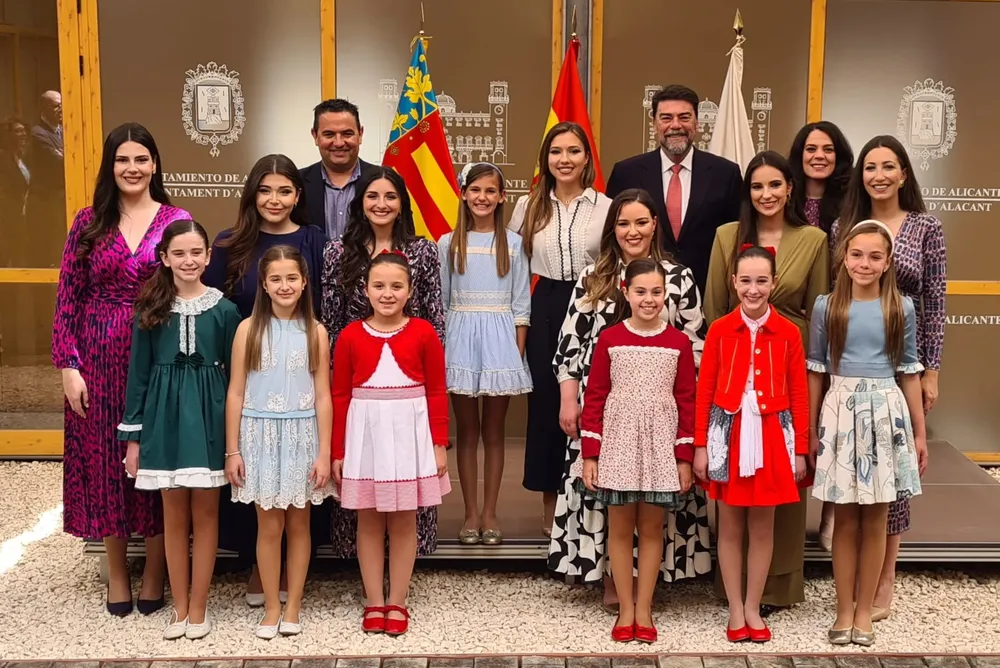 Cuatro Belleas del Foc se suman al homenaje a Alba Muñoz y Martina Lloret en la recepción del Ayuntamiento 2024 alicante