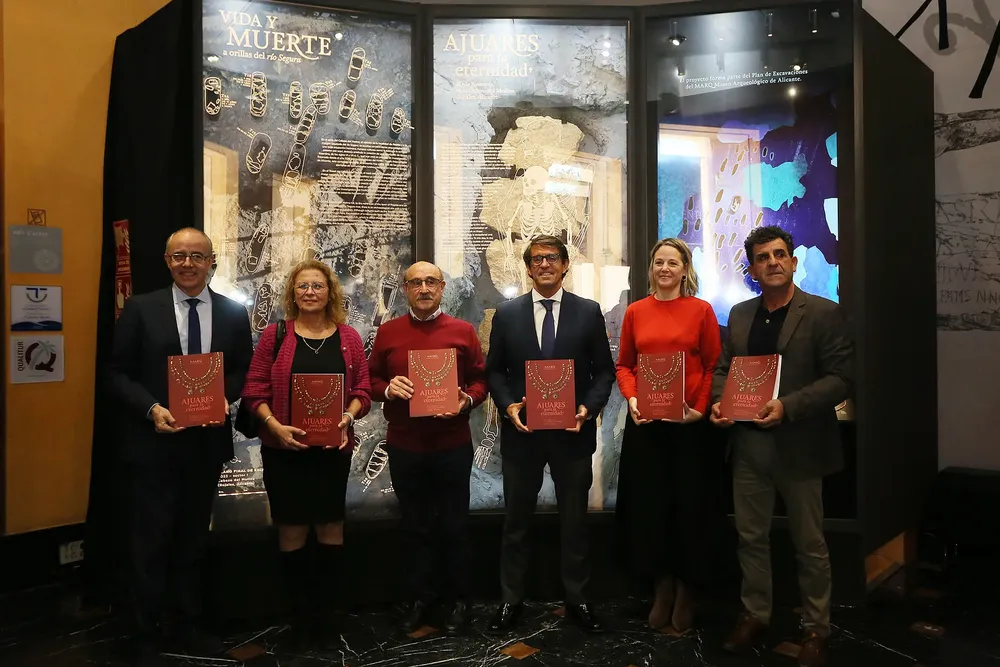presentación catalago ajuares para la eternidad