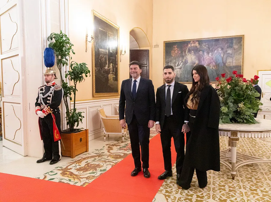 topuria homenaje ayuntamiento alicante alcalde luis barcala 2024