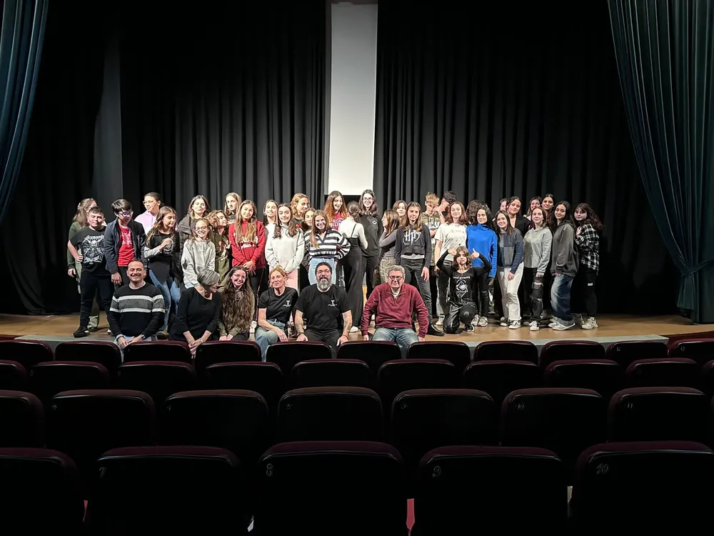 alumnos del taller de Teatro joven de la Escuela Municipal de Teatro de sant joan en alzira 2024 escenario