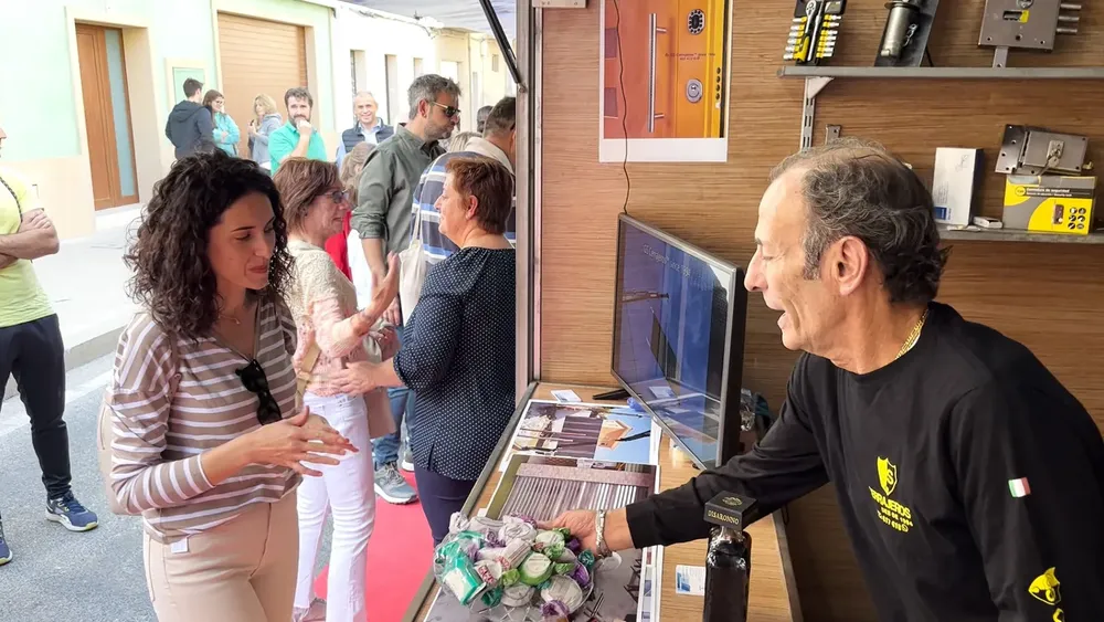 ESTAND DE CERRAJEROS MUTXAMEL OFRECIENDO DULCES NAVIDEÑOS Y LICOR