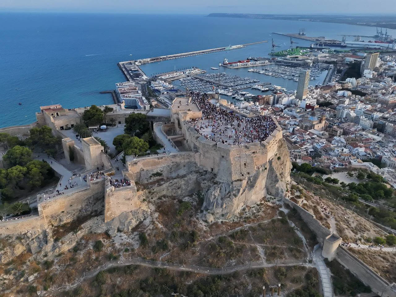 PUBLICO OBSERVANDO EL ECLIPSE DE SOL EN CASTILLO SANTA BARBARA ALICANTE 2026