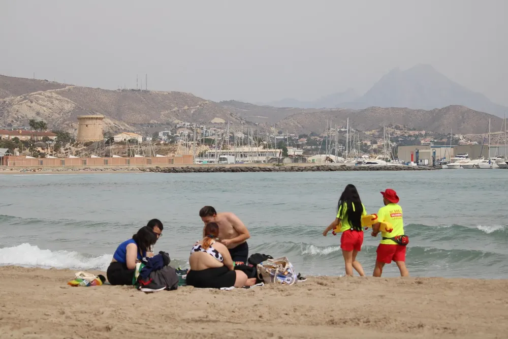 servicio de salvamento y socorrismo en playas y calas de El Campello 2024 playa