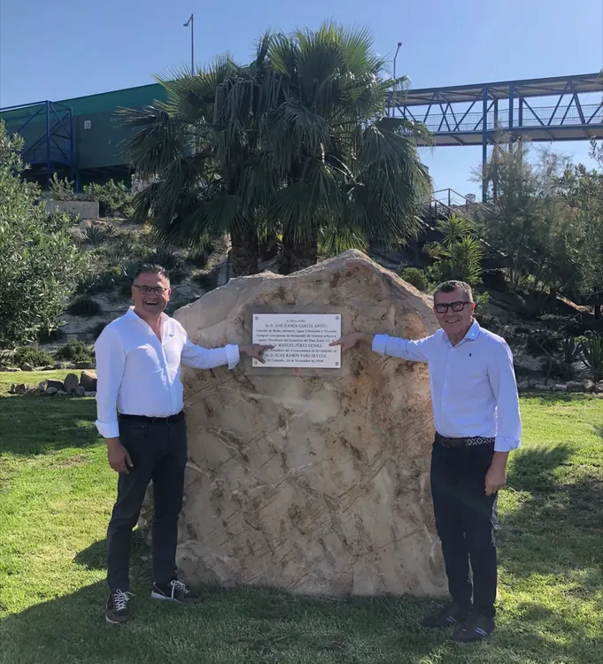 Consorcio MARE  
Foto 2. El presidente José Ramón González de Zárate junto al expresidente y exalcalde de Benidorm  Manuel Pérez Fenoll junto a la placa conmemorativa de la inauguración del Complejo Ambiental El Campello. 