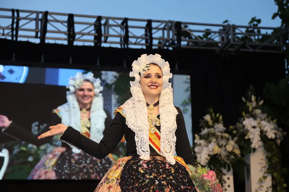 PROCLAMACION BELLEZAS Y DAMAS HOGUERAS SANT JOAN 2024 BELLEZA ADULTA 2024 SALUDO