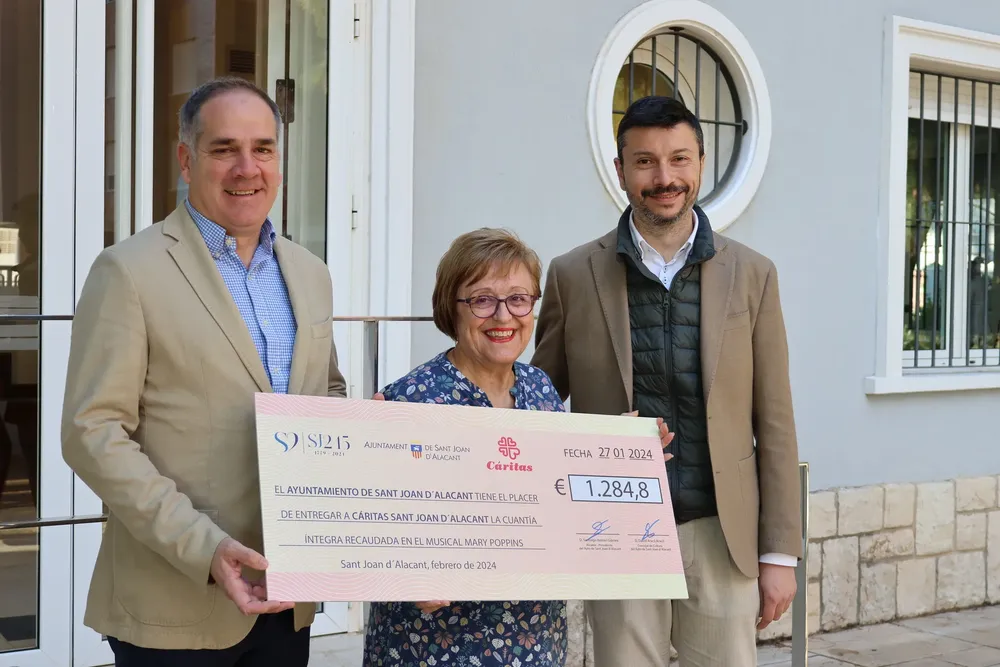 El Ayuntamiento de Sant Joan entrega la recaudación del musical Mary Poppin a Cáritas 2024 david aracil y santi roman