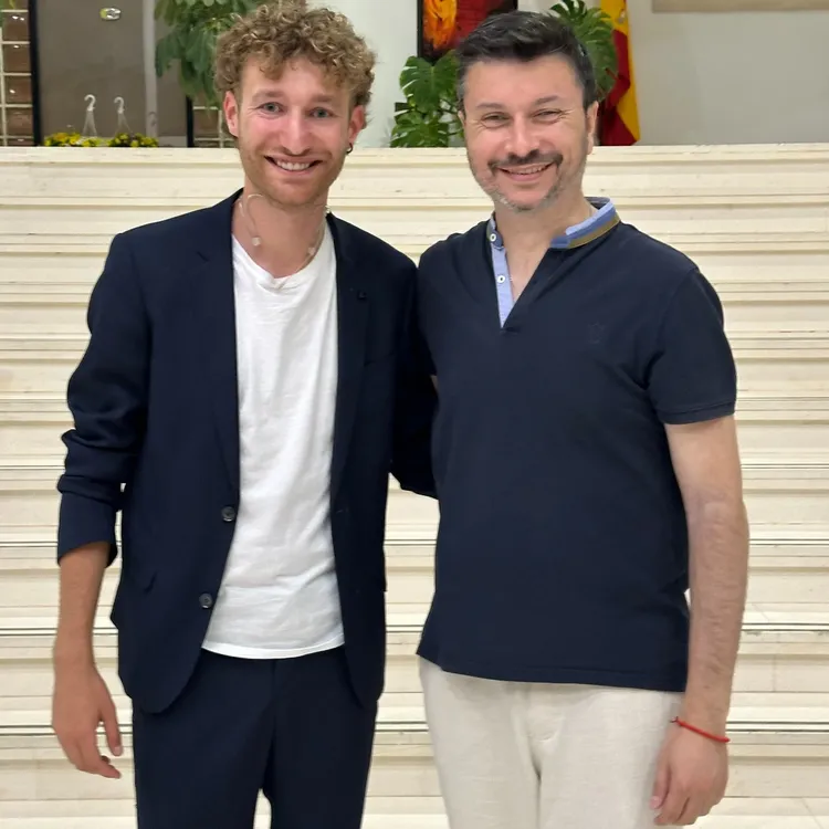 MAGO HUGO CON DAVID ARACIL CONCEJAL SANT JOAN 2026