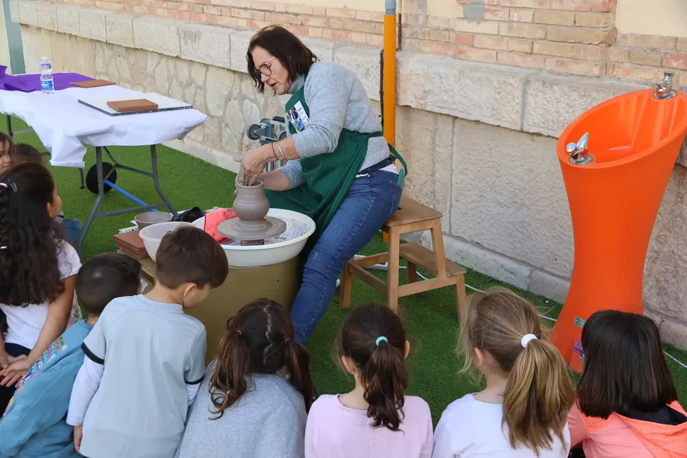 Actividades en los colegios de Sant Joan por el 8M 2024 ceramica