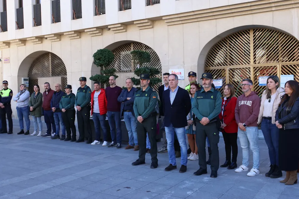 Sant Joan guarda un minuto de silencio por los guardias civiles 2024