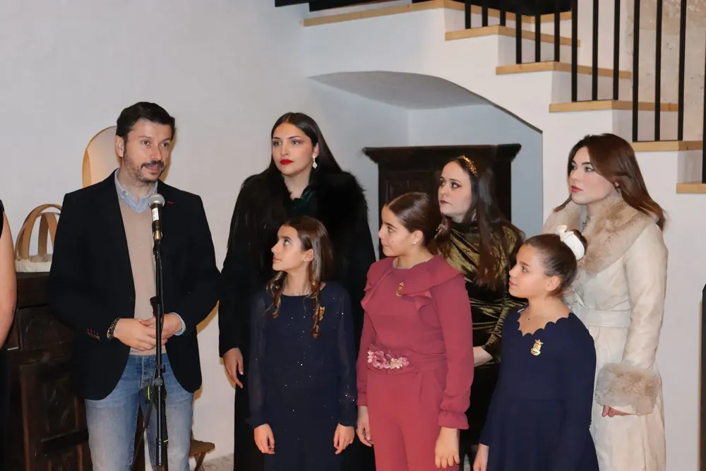 Las Reinas de las Fiestas de Sant Joan junto a sus damas asisten al brindis navideño en Torre Ansaldo 2023 David Aracil concejal